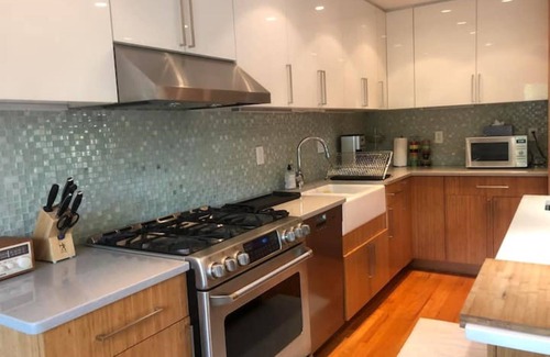 Woodstock House | Mountainside home, with pool , deck & 3mins to Woodstock