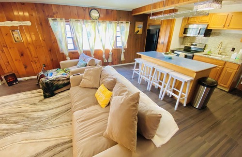 Honesdale Villa | Mountaintop home w/4 bedroom 6 beds 2 kitchen & 2 full bathroom