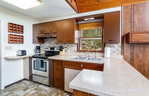 Capon Bridge Ski Chalet | Mountaintop Views, Hot Tub, Deck, Fire Pit & WiFi