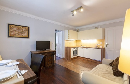 Taxham House | MOZART APARTMENT PAPAGENA