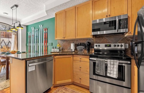 Cougar Creek Ski Chalet | MS135- Sleep 8, 2BD, 2BT, Pool, Hot Tub, Coin Laundry, Parking Canmore Townhome