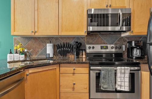 Cougar Creek Ski Chalet | MS135- Sleep 8, 2BD, 2BT, Pool, Hot Tub, Coin Laundry, Parking Canmore Townhome