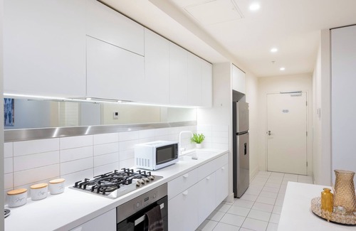 Melbourne Central Business District Apartment | MSA Vision: 3-Bed 2-Bath apartment with Balcony, City Views, Gym, Pool & Parking
