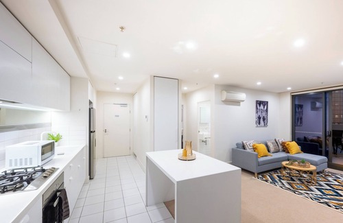 Melbourne Central Business District Apartment | MSA Vision: 3-Bed 2-Bath apartment with Balcony, City Views, Gym, Pool & Parking