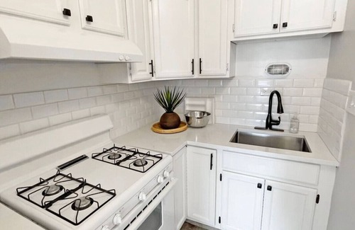 Mount Adams Apartment | Mt Adams 2BR | Deck | River Views | 3-min to Dtown