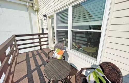 Mount Adams Apartment | Mt Adams 2BR | Deck | River Views | 3-min to Dtown