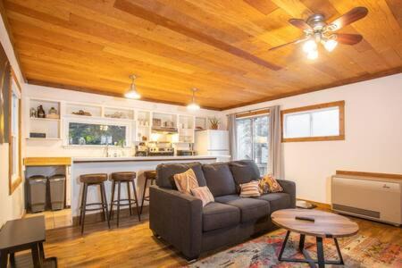 Kings Beach House | Mt Airy Cottage Walk to Beach