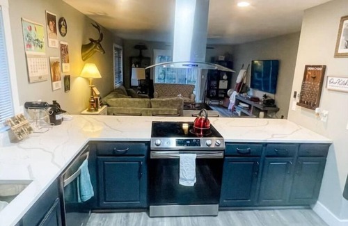 Mount Hood Village Bed & Breakfast | Mt Hood Cabin - Pool, Arcade Games, River Access