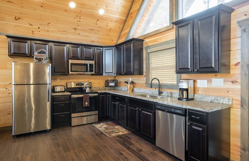 Chalet Village North Cabin | Mt. Le Conte Views! Location, Luxury 2 BR Cabin with Fire Pit, Hot Tub, 5 Stars