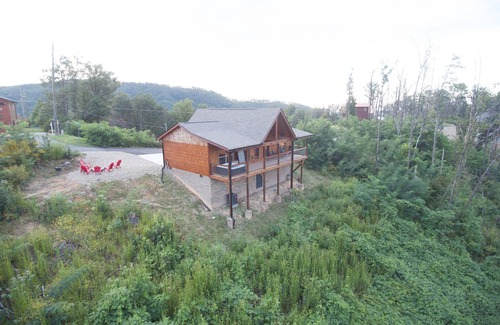 Chalet Village North Cabin | Mt. Le Conte Views! Location, Luxury 2 BR Cabin with Fire Pit, Hot Tub, 5 Stars