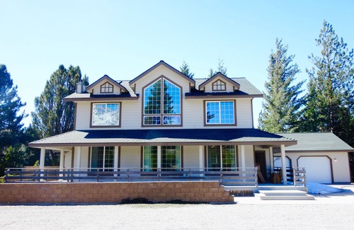 Mount Shasta House | Mt Shasta✨Jacuzzi✨Mt Views✨4 acres✨Brand New Interior Decor✨