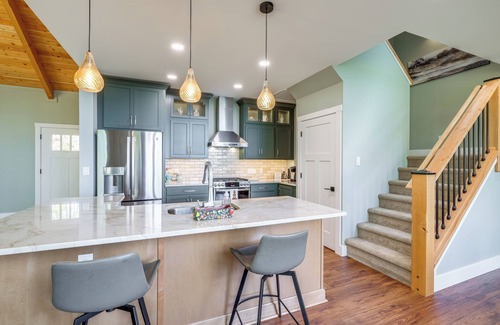 Caldwell House | Mtn Views & Spacious Deck! Modern Caldwell Getaway