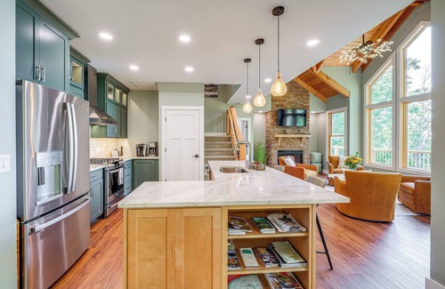 Caldwell House | Mtn Views & Spacious Deck! Modern Caldwell Getaway