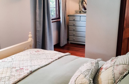 Eagle Heights Cottage | Mulberry Cottage is a cosy historic home close to nature, shops and cafes.