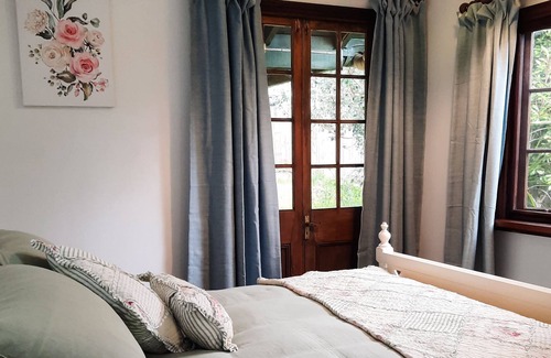 Eagle Heights Cottage | Mulberry Cottage is a cosy historic home close to nature, shops and cafes.