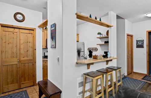 Sun Peaks Condo | Multi Level Condo Close to Village | Access to Ski-Out Trail | Private Hot Tub | Fireplace