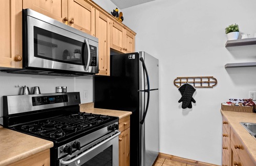 Sun Peaks Condo | Multi Level Condo Close to Village | Access to Ski-Out Trail | Private Hot Tub | Fireplace