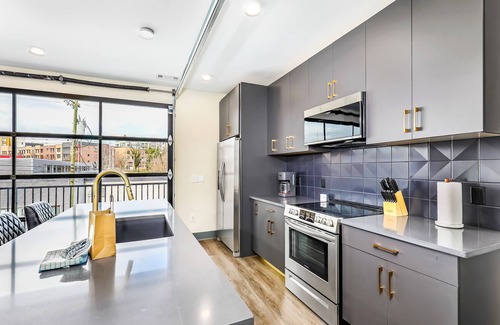 Rolling Mill Hill Condo | Muse | Sleek & stylish condo with central AC, full kitchen & fitness room