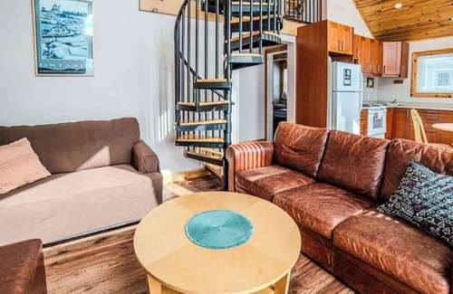 Muskoka Lakes Ski Chalet | Muskoka Lakefront 3-bdrm Chalet #90