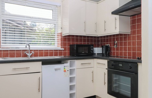 Ford Cottage | MUTLEY HALL, pet friendly, with a garden in Eastergate