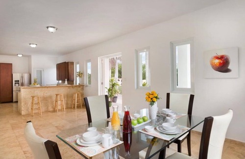 Manati House | MwPi 101 Pool Walk Out Suite / Manati World Point Inn