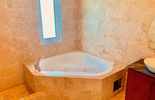 Manati Hotel | MwPi 204 Honeymoon Suite with Jacuzzi / Manati World Point Inn