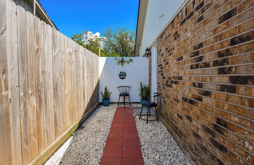 Alvin House | My Cozy Private place is a charming 1 room with a Pvt entrance and full bathroom