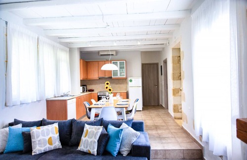 Platanias Town Villa | Mysigt Villa - Next to Platanias, 2min from beach