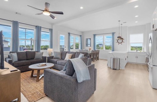 Galveston House | Mystery Pirate's Inn: 4 BR new waterfront home with HOTTUB, WIFI, AC, Adventure