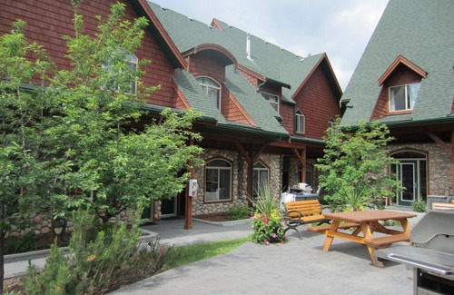 Canmore Hotel | Mystic Springs Chalets & Hot Pools