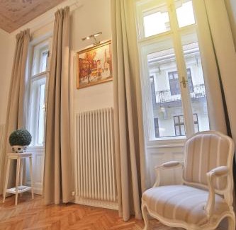 Inner City Budapest Apartment | Nadi's Home – Heart of Budapest