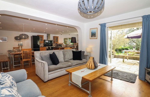 Braunton Cottage | NAIRN, pet friendly, with hot tub in Braunton