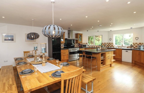 Braunton Cottage | NAIRN, pet friendly, with hot tub in Braunton