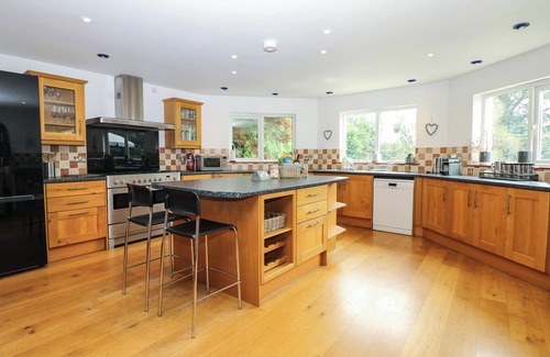 Braunton Cottage | NAIRN, pet friendly, with hot tub in Braunton