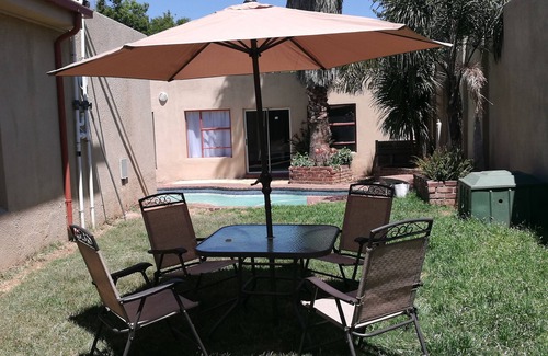 Primrose Cottage | Naisar Apartments/Holiday Home in Johannesburg near O .R. Tambo Airport