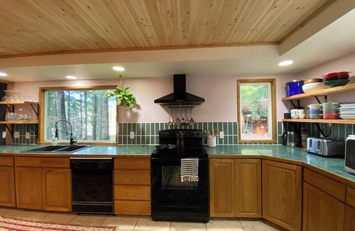 Packwood Cabin | Naked Elk Lodge: 4 Bdrms, Hot Tub, Projector TV near Mt. Rainier