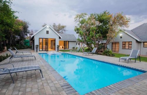 Madibeng Cabin | Naledi@53 Private Game Farm