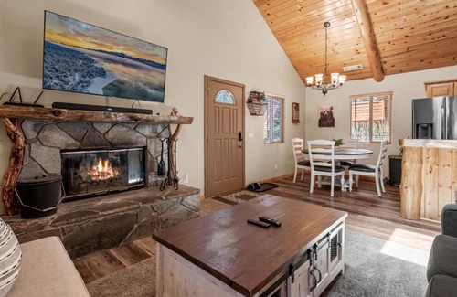 Peter Pan House | Nana Bear Manor - Quiet and spacious log cabin with hot tub perfect for a mountain getaway!