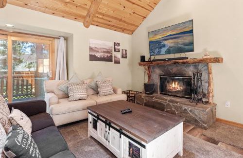 Peter Pan House | Nana Bear Manor - Quiet and spacious log cabin with hot tub perfect for a mountain getaway!
