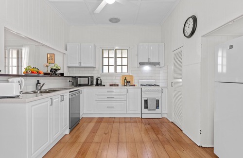 East Brisbane House | Nans House! 2bed, 1bath, 1car ~ East Brisbane