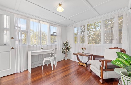 East Brisbane House | Nans House! 2bed, 1bath, 1car ~ East Brisbane