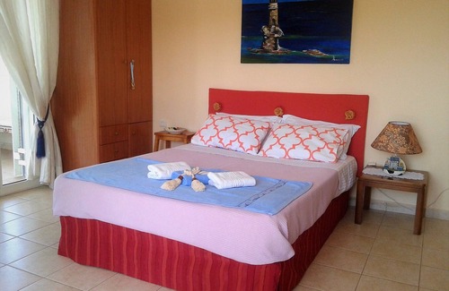 Palaia Fokaia Bed & Breakfast | Nantia's studio apartment with bathroom and large veranda