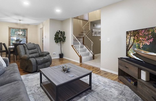 Fox Valley House | Naperville Rental - Woodview Ln
