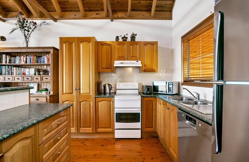 Katoomba Villa | Narrow Neck Lodge - Eclectic Cedar Lodge, 5 Bedroom, 3 Bathroom, Outdoor Jacuzzi, Fireplace, A/C, Ping-Pong, BBQ, Views