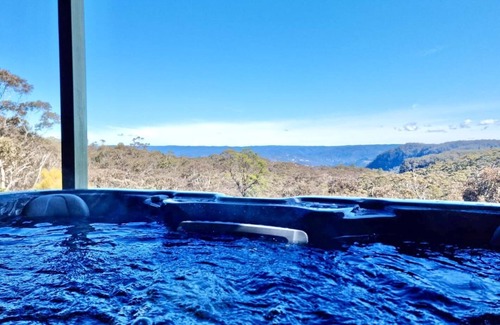 Katoomba Villa | Narrow Neck Lodge - Eclectic Cedar Lodge, 5 Bedroom, 3 Bathroom, Outdoor Jacuzzi, Fireplace, A/C, Ping-Pong, BBQ, Views