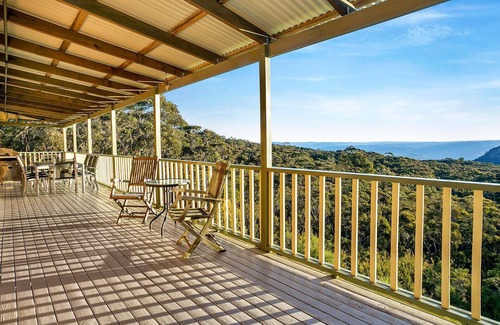 Katoomba Villa | Narrow Neck Lodge - Eclectic Cedar Lodge, 5 Bedroom, 3 Bathroom, Outdoor Jacuzzi, Fireplace, A/C, Ping-Pong, BBQ, Views