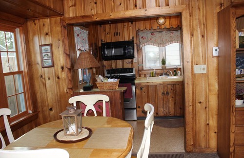 South Kingstown Cottage | Narrow River Waterfront! Kayaks Fall getaways Oct&Nov wk/wknds! Monthly winter!