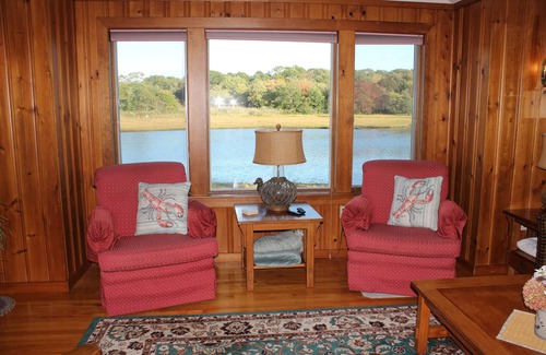 South Kingstown Cottage | Narrow River Waterfront! Kayaks Fall getaways Oct&Nov wk/wknds! Monthly winter!