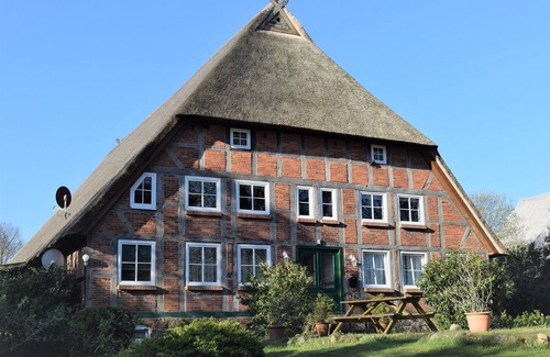 Malzow Apartment | Nature and tranquillity - in a historic thatched farmhouse with a large garden