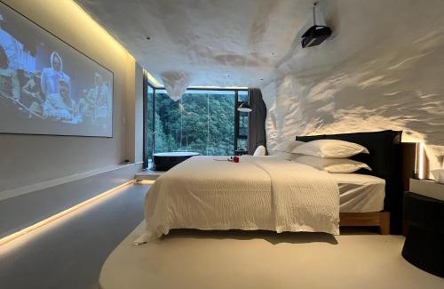 Wulingyuan House | Nature Eco Designer Hotel-Avatar mountain view,Bubble Pool,Free shuttle to south gate of Park Entrance,Local trip plan & Tourism Service,Full Renovation for 10 months